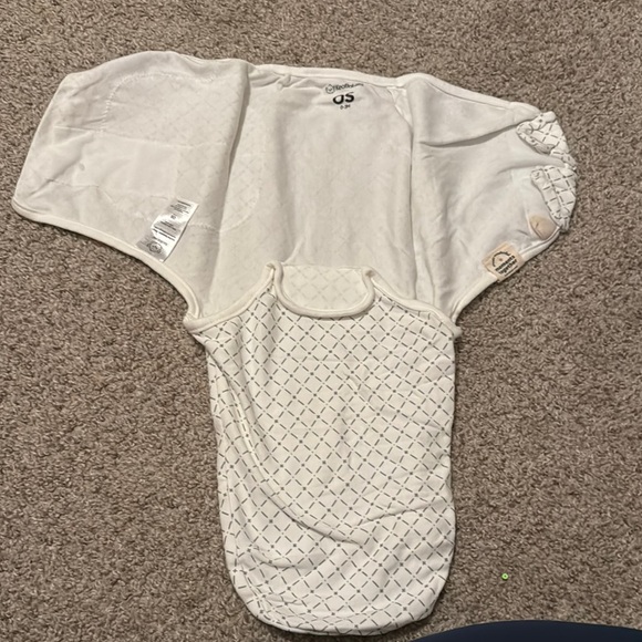 White Baby Swaddle with Geometric Pattern - Picture 2 of 2